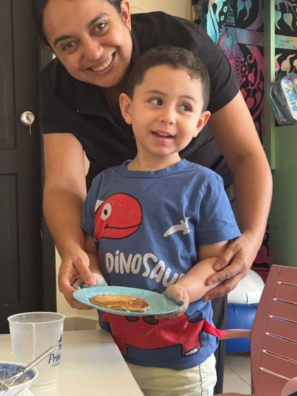 Mamá acompañando a su hijo en una actividad