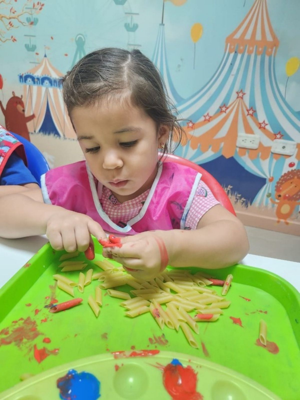 Niña trabajando con material sensorial