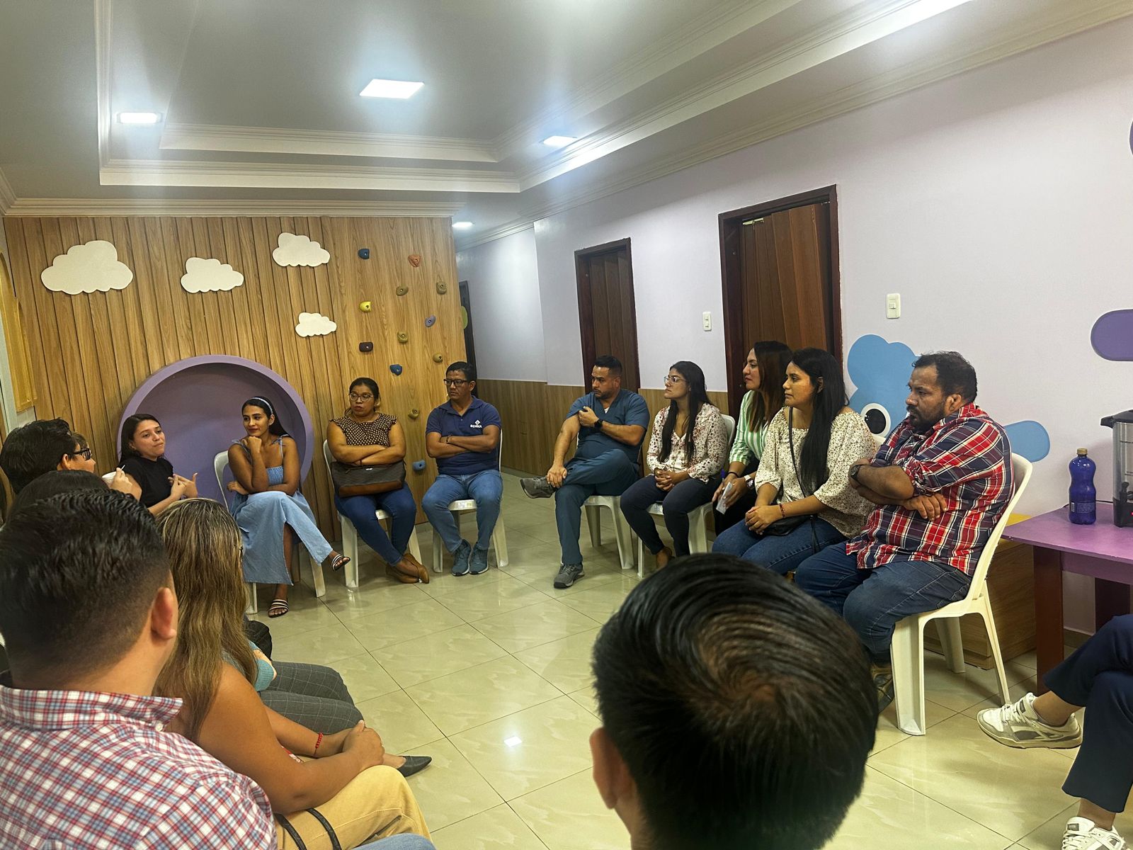Grupo de adultos en una charla de UPA