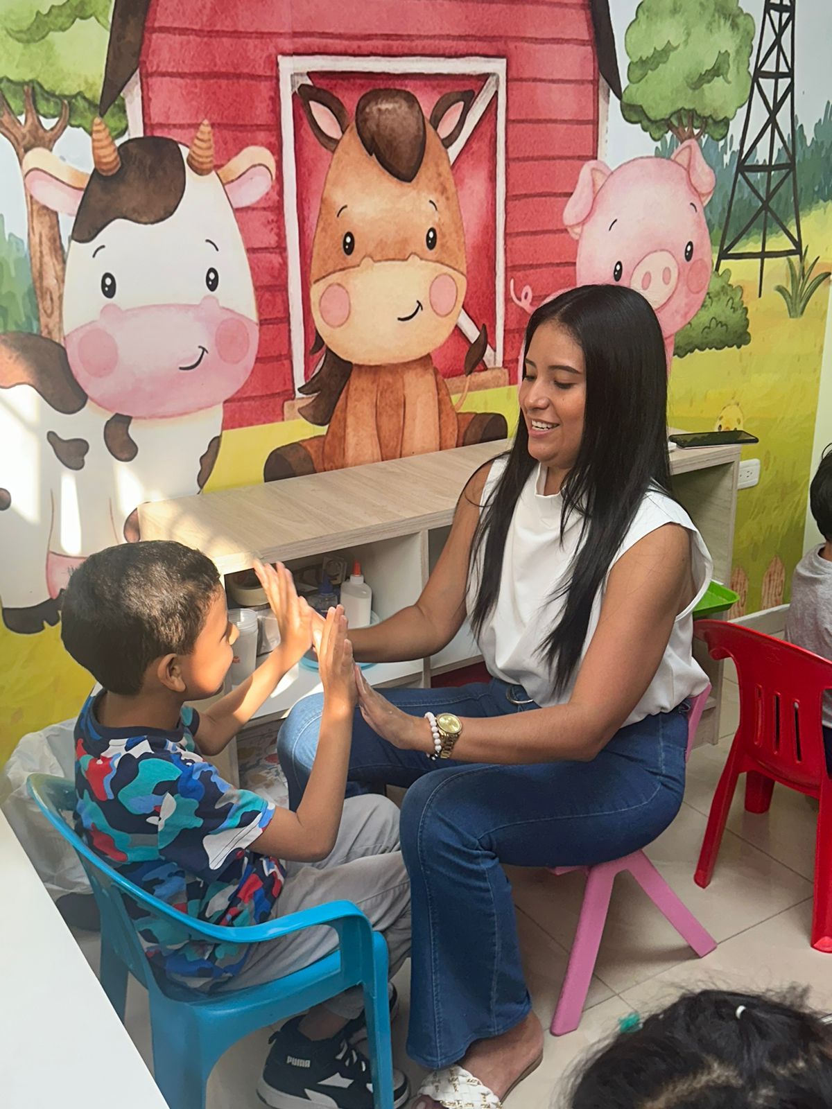 Tutora guía acompañando a un niño en el aula